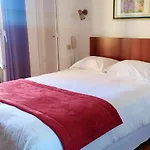 珀思提隆酒店 2* 波城